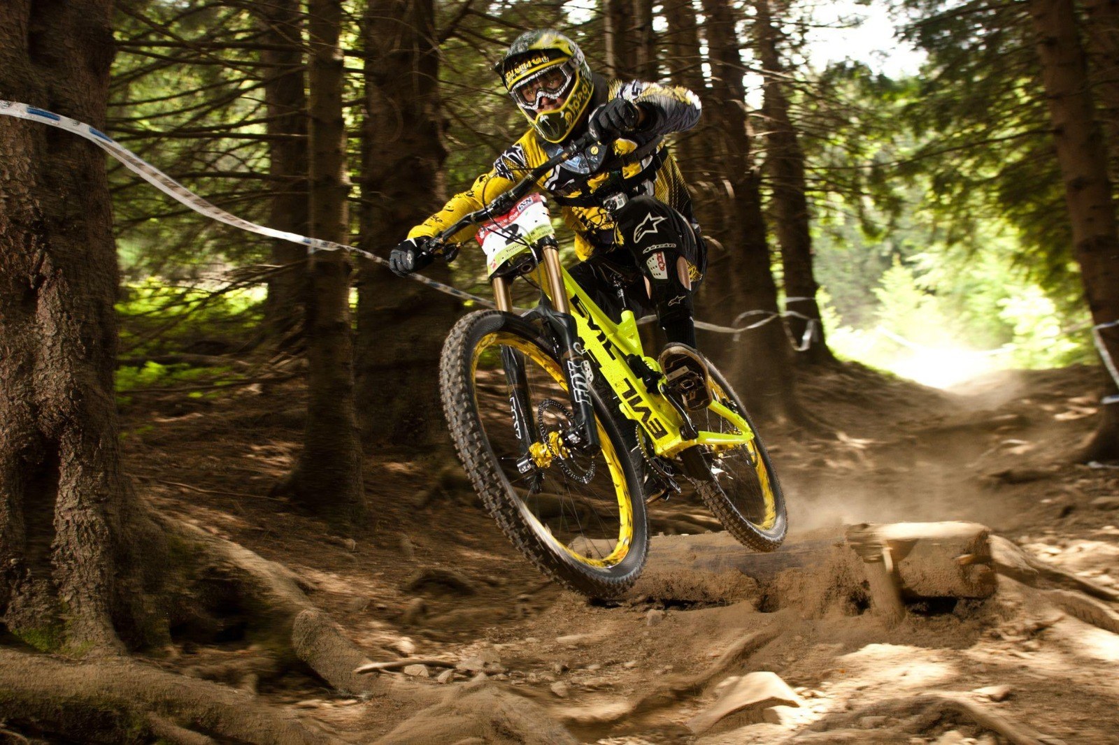 Ciclista em descida de downhill na mata
