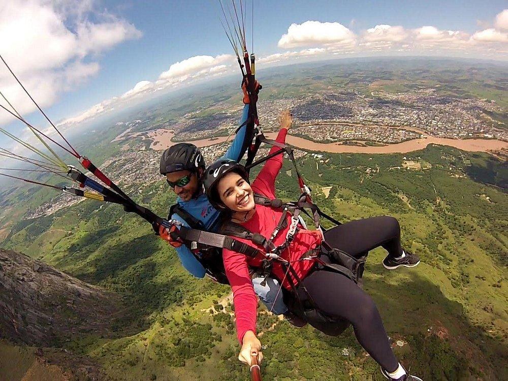 Voo duplo de parapente sobre o vale de Governador Valadares