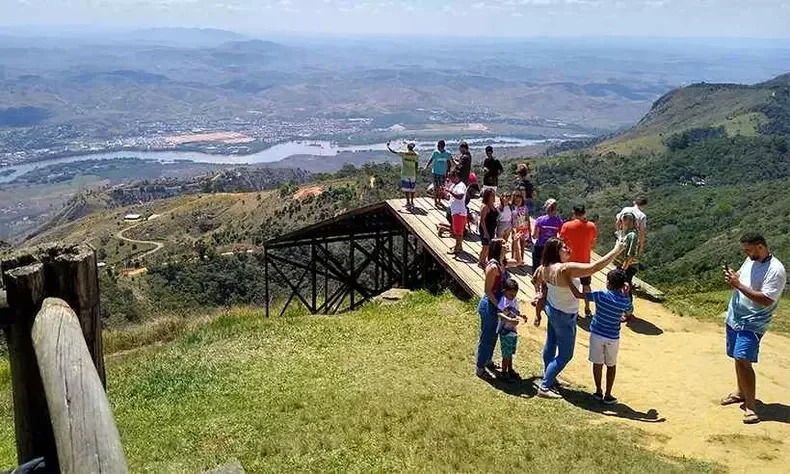 Rampa de voo livre no Pico da Ibituruna com vista para Governador Valadares e o Rio Doce