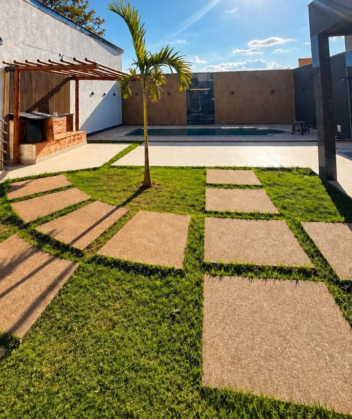 Área gourmet com jardim e caminho de pedras