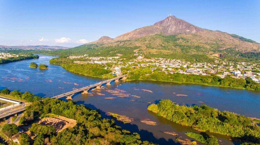 Vista aérea de Governador Valadares e do Rio Doce com o Pico da Ibituruna ao fundo