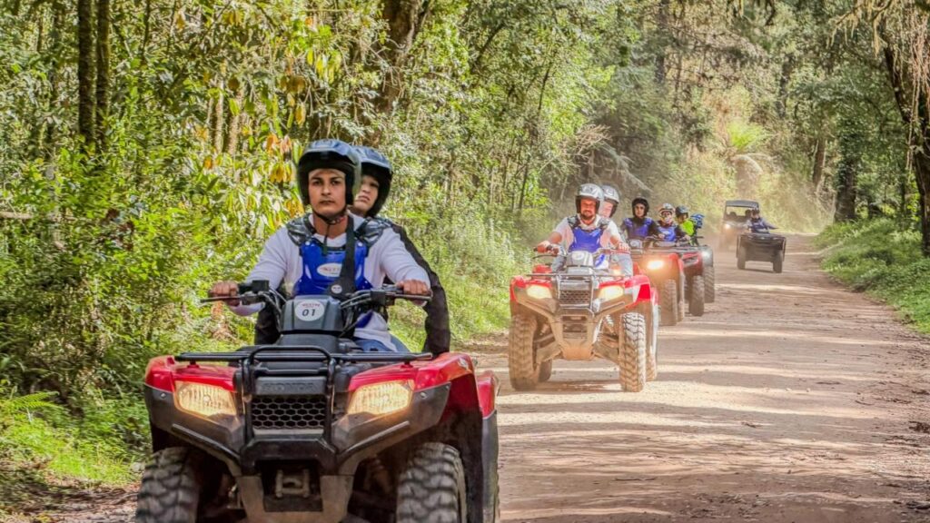 Passeio de quadriciclo em estrada de terra na mata