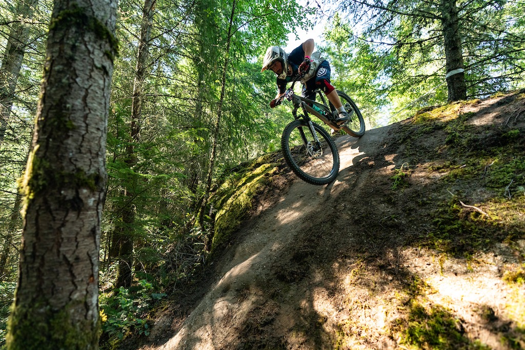 Ciclista em trilha de mountain bike na floresta