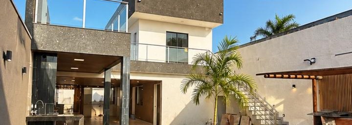Fachada da casa com área gourmet integrada