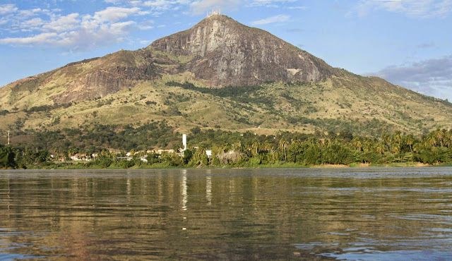 Pico da Ibituruna refletido nas águas do rio